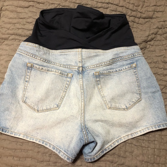 Target maternity Jean shorts size 4 - Picture 2 of 3